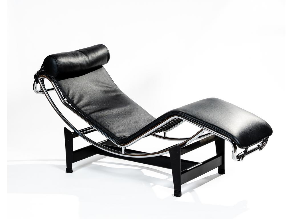 (D'après LE CORBUSIER) CLASSIC DESIGN ITALIA Edition : Chaise longue. Structure en acier tubulaire chromé et garniture en cuir noir. Non signé. Longueur : 164 cm.