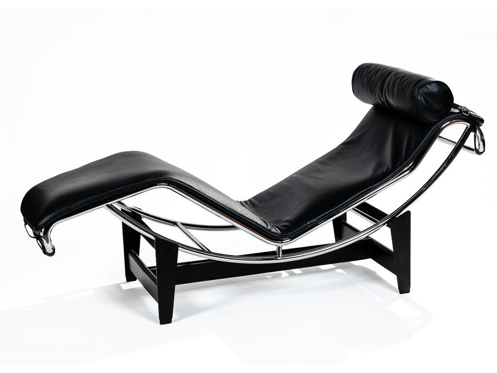 (D'après LE CORBUSIER) CLASSIC DESIGN ITALIA Edition : Chaise longue, structure en acier tubulaire chromé. Garniture en cuir noir. Non signé. Longueur : 164 cm. (Sans les patins en caoutchouc au bout des pieds).