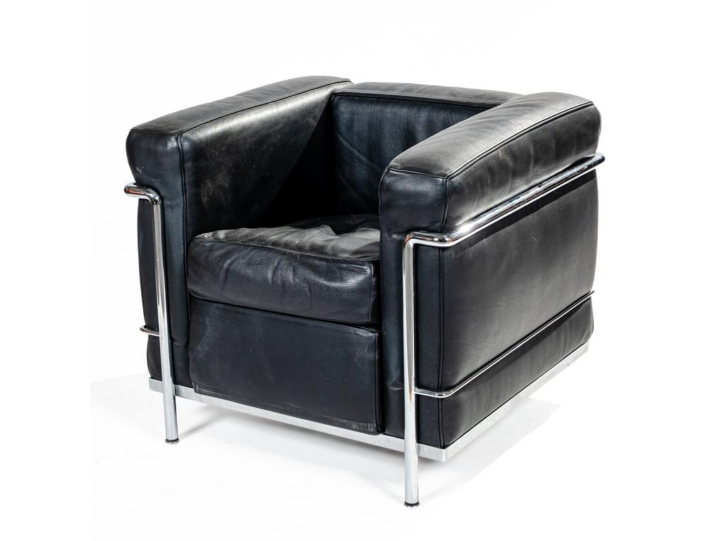 LE CORBUSIER - Edition CASSINA : Fauteuil. Structure en acier tubulaire chromé. Garniture des coussins en cuir noir. Structure signée LC2 N° 48820. (cuir avec usures et tâches éparses)