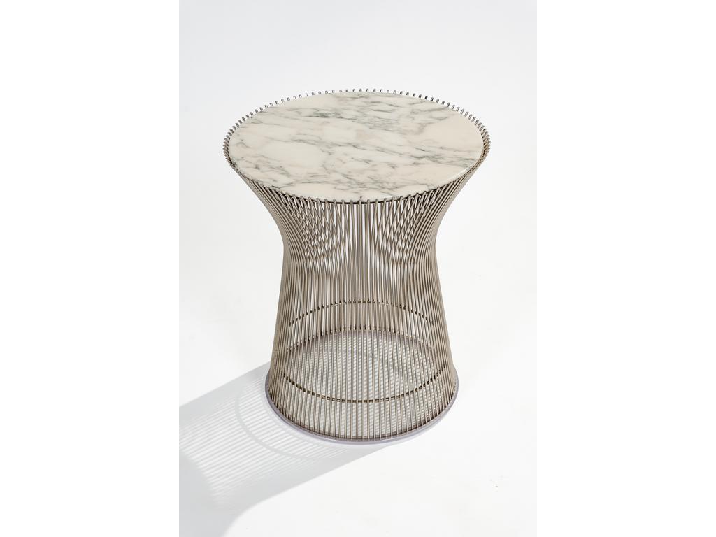 Warren PLATNER - Edition KNOLL : Guéridon. Structure composée de fils d'acier nickelés, cintrés et soudés. Plateau en marbre blanc veiné. Hauteur : 46 cm. Diamètre : 40 cm. Bon état.