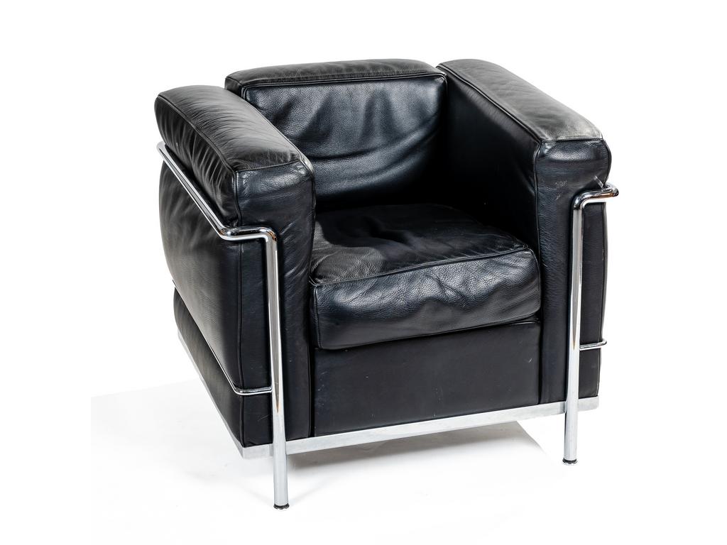 LE CORBUSIER - Edition CASSINA : Fauteuil. Structure en acier tubulaire chromé. Garniture des coussins en cuir noir. Structure signée LC2 N° 56911. (cuir avec usures et tâches éparses)