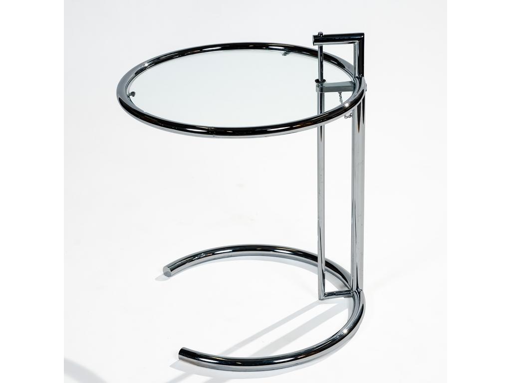 D'après Eilen GRAY : Table de salon en acier ajustable tubulaire chromé. Plateau circulaire en verre. Diamètre : 50 cm.