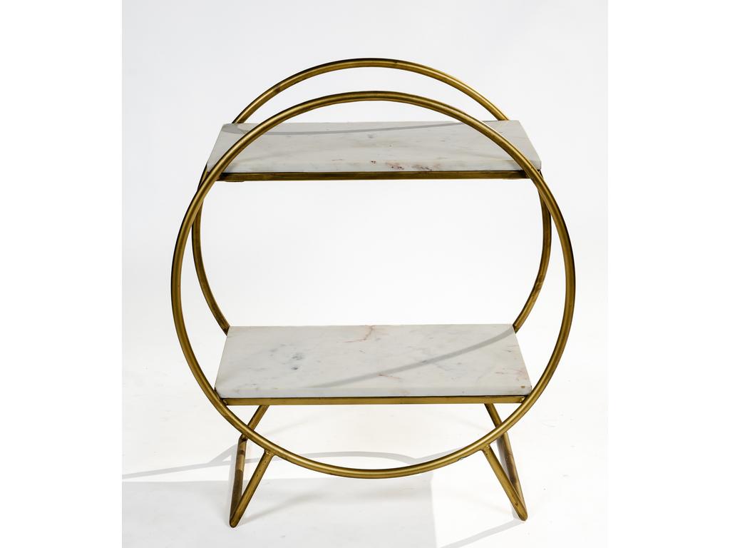 Desserte contemporaine composée de deux plateaux rectangulaires en marbre blanc veiné sur une structure à deux cercles en métal doré. Diamètre des cercles : 76 cm. Hauteur : 86 cm. Largueur : 40 cm. Bon état.