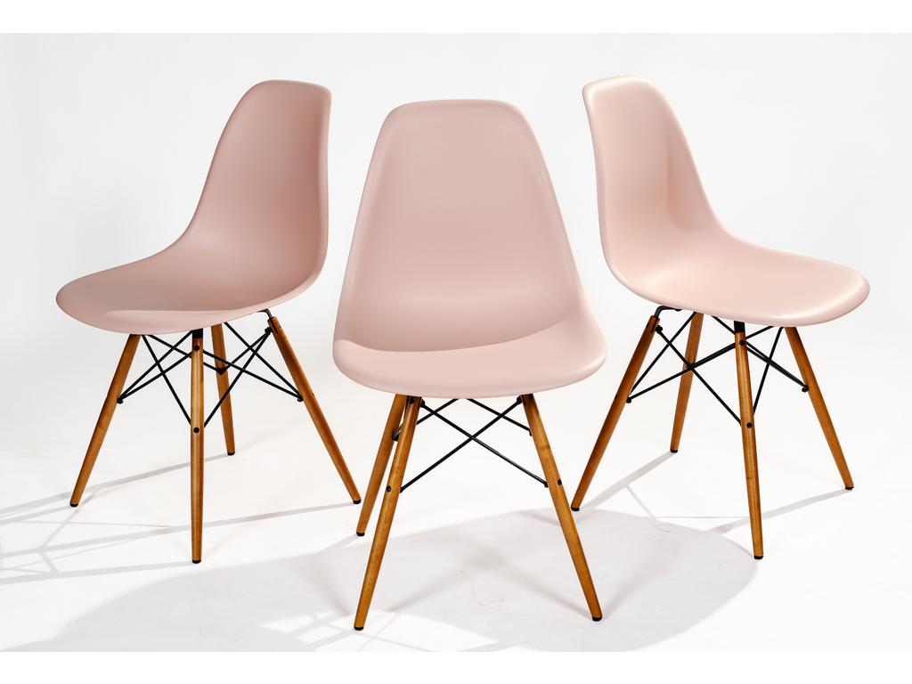 Charles EAMES - VITRA : 3 chaises DSR coques plastique rose. Pieds en bois et métal