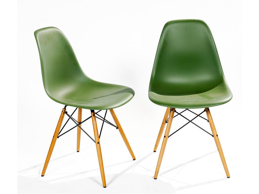 Charles EAMES - VITRA : 2 chaises DSR coques plastique vert. Pieds en bois et métal