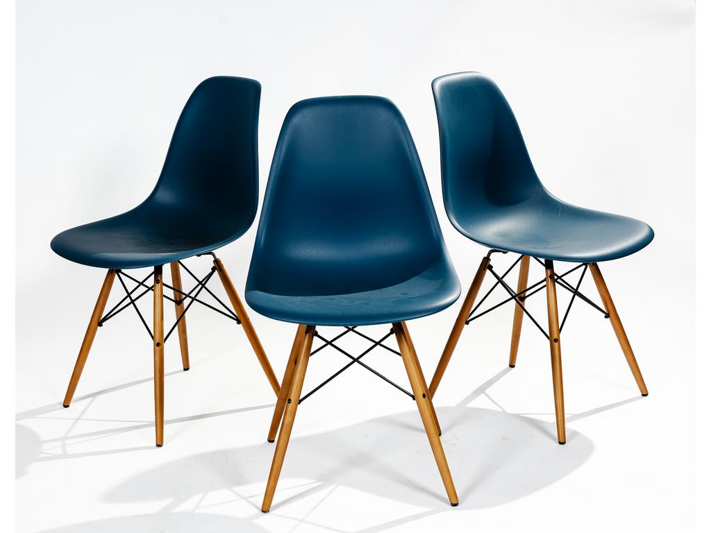 Charles EAMES - VITRA : 3 chaises DSR coques plastique bleu. Pieds en bois et métal