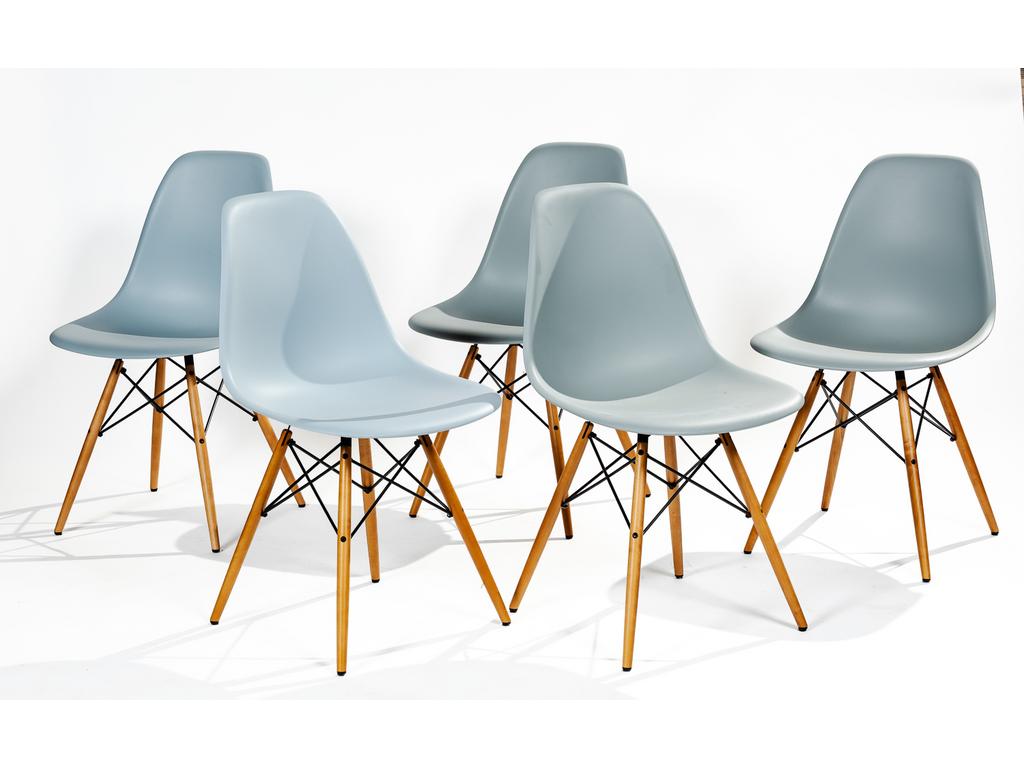 Charles EAMES - VITRA : Un lot de 5 chaises DSR coques plastique2  bleu-clair et 3 grises. Pieds en bois et métal