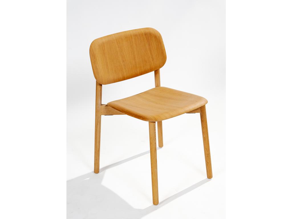 Une chaise ordinaire en bois thermoformé