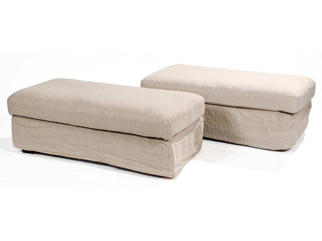 Deux poufs rectangulaires en bois, mousse et lin écru. Longueur : 110 cm.