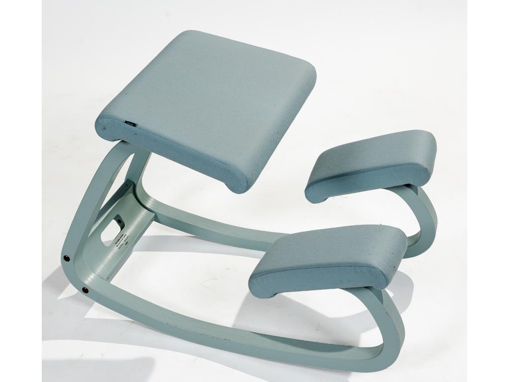 Un siège pour bureau informatique en tissu bleu clair