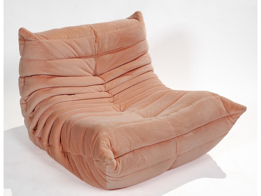 Michel DUCAROY - Edition LIGNE ROSET : Chauffeuse TOGO, structure monobloc en mousse recouvert de velours côtelé rose. Bon état.