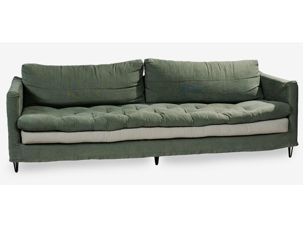 CARAVANE : Grand canapé modèle ADAR. Structure en bois et mousse reposant sur des petits pieds en métal noir. Garniture des assises en lin vert-olive. Longueur : 245 cm. Profondeur : 95 cm.