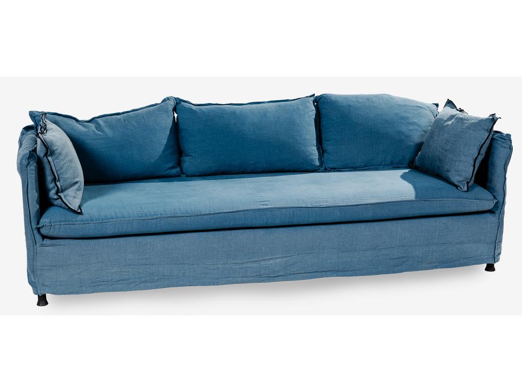 CARAVANE : Canapé, structure en bois et mousse reposant sur des pieds en métal noir. Garniture des coussins en toile de lin bleu. Longueur : 218 cm. Profondeur : 87 cm.