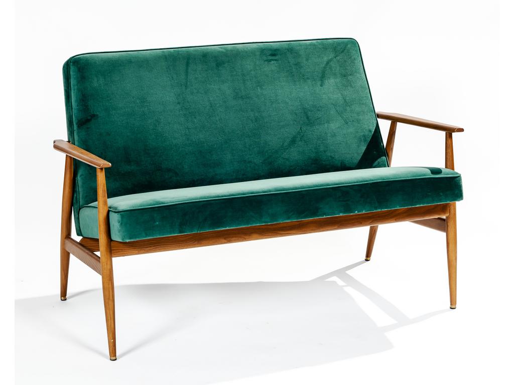 366 CONCEPT : Petit canapé en bois et mousse. Garniture de velours vert. Bon état. Longueur : 110 cm.