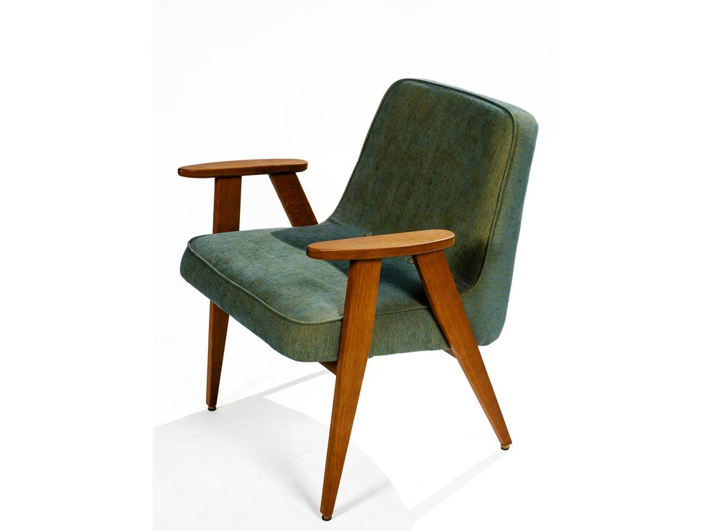 366 CONCEPT : Fauteuil Fox en bois et mousse. Garniture en tissu vert moucheté jaune. (Infime griffure sur l'assise)