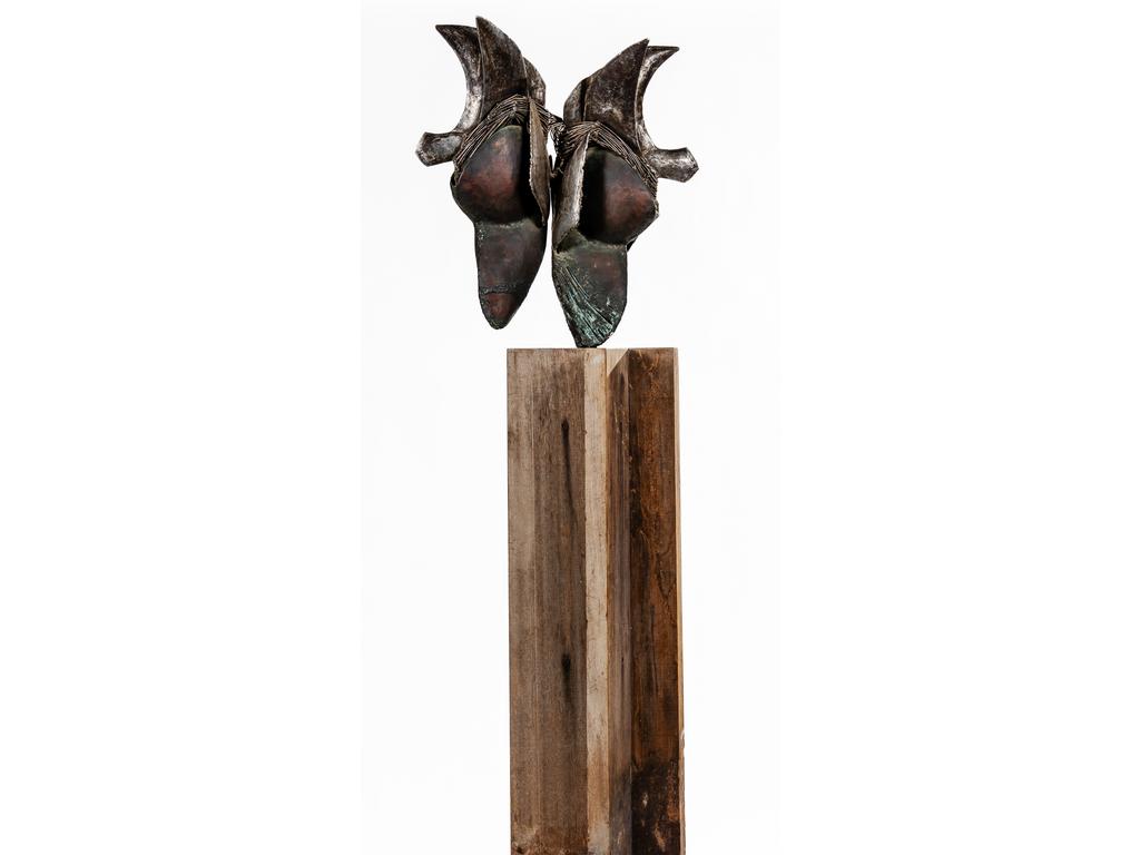 Grande sculpture moderne en tôle et fer soudé représentant deux lobes cardiaques. Présentée sur un socle en bois. Hauteur de la sculpture : 70 cm. Hauteur avec socle : 200 cm