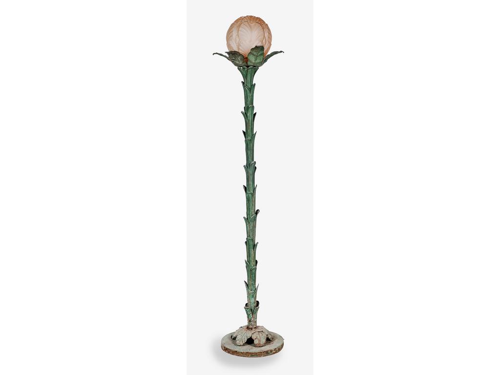 Lampadaire Art Déco en tôle verte repoussée à décor de feuillages. Globe en verre teinté rose et moulé. Hauteur : 196 cm. (Pied avec traces de rouille, à traiter et nettoyer)