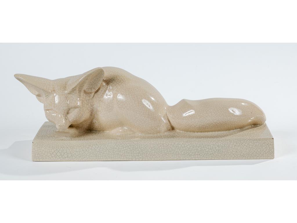 G. BEAUVAIS (XIXe et XXe siècles) , Edition Kaza France : Le fennec. Groupe en céramique moulée et craquelé. Signé. (Infime éclat sous le socle). Longueur : 52 cm.