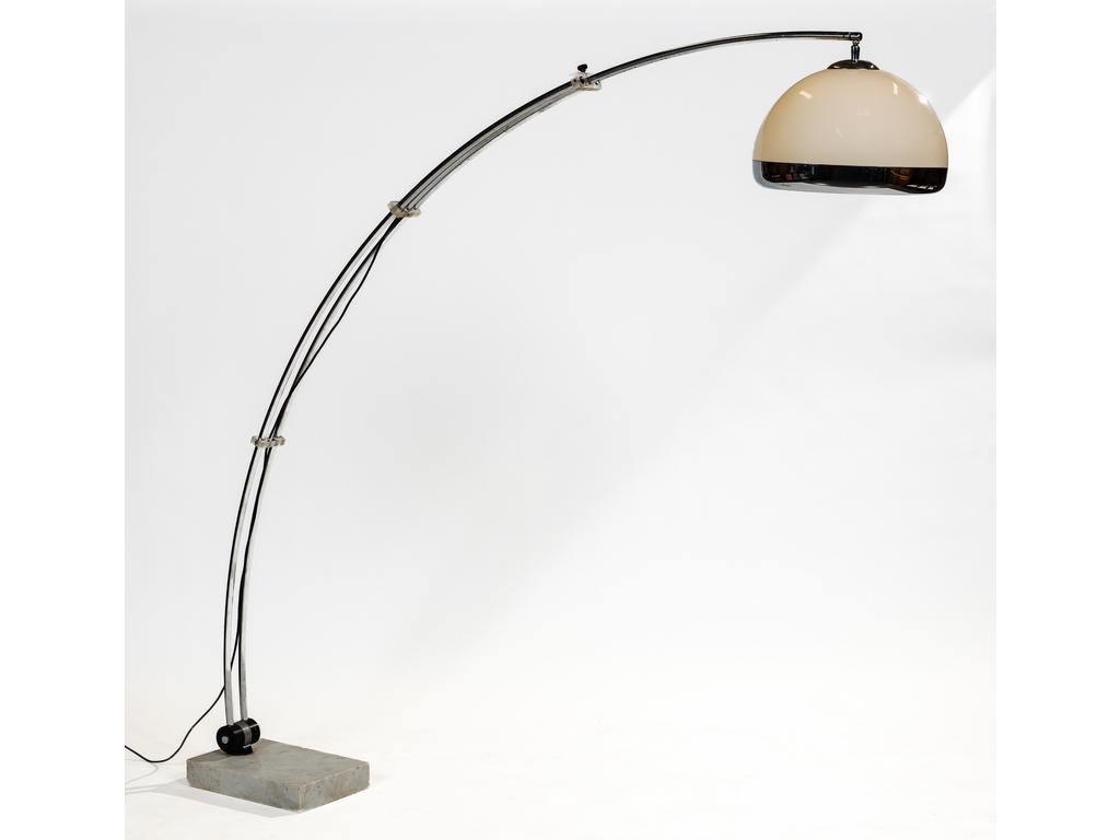 Grand lampadaire composé de grands tubes en métal chromé. Abat-jour en plexiglass et base en marbre. Hauteur : 200 cm. Epoque 1970.