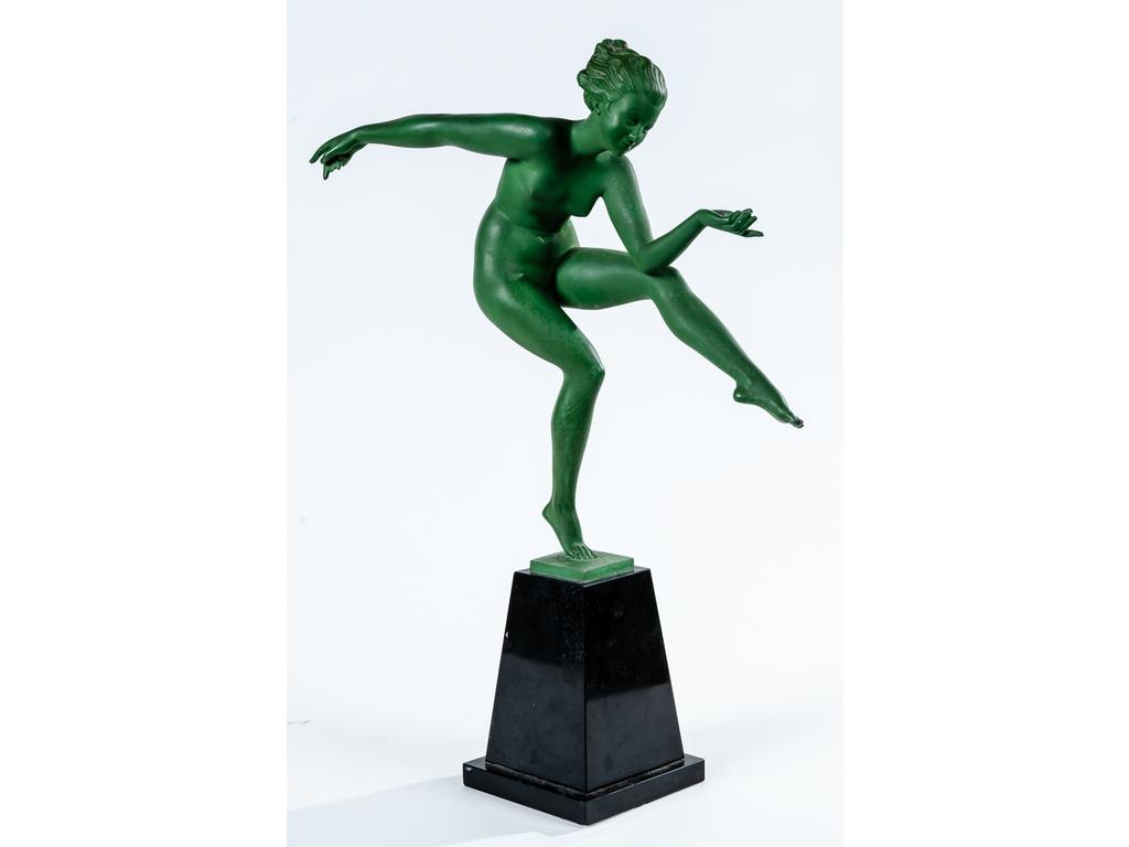 DERENNE (Marcel André BOURAINE (1886-1948) : La danseuse aux cymbales. Sujet en régule à patine verte sur un socle en marbre noir. (Manques les cymbales). Signée. Hauteur : 50 cm.