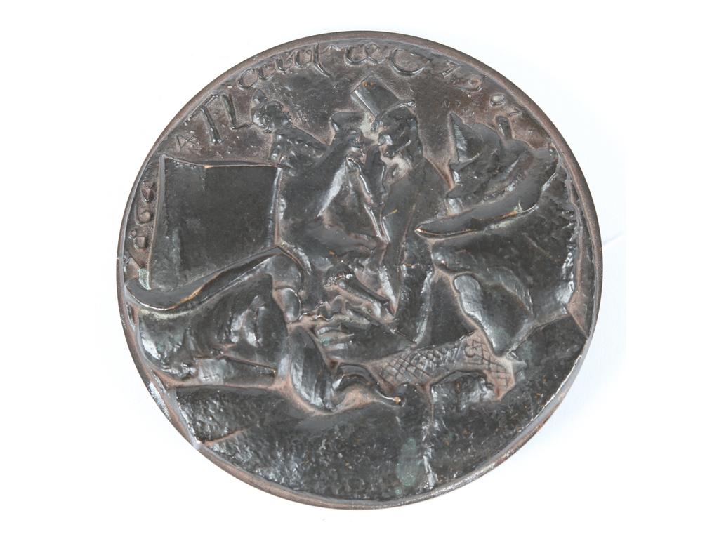 André Léon GALTIE (1908-1983) : Médaille en bronze patiné en l'honneur du peintre Toulouse Lautrec. A l'avers : le portrait du peintre, au revers une scène d'après un tableau de l'artiste. Diamètre : 8 cm