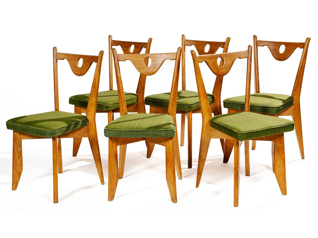 Robert GUILLERME (1913-1990) et Jacques CHAMBRON (1914-2001), Edition VOTRE MAISON : Suite de six chaises en chêne, assises garnies de tissu vert.
