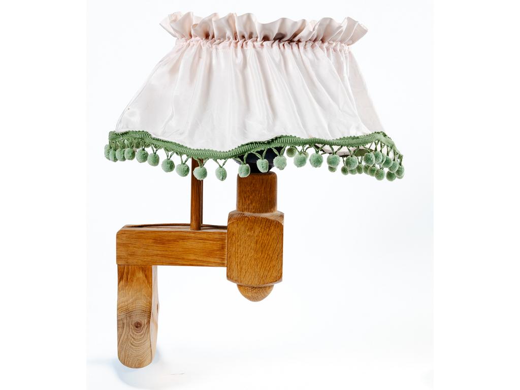 Robert GUILLERME (1913-1990) et Jacques CHAMBRON (1914-2001), Edition VOTRE MAISON : Une applique en bois tourné, avec un godet un céramique gris lustré sous l'ampoule. Hauteur : 46 cm