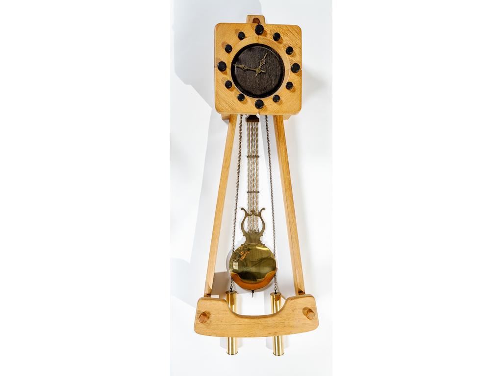 Robert GUILLERME (1913-1990) et Jacques CHAMBRON (1914-2001), Edition VOTRE MAISON : Horloge murale modèle « Adrien » en chêne. Hauteur : 125 cm