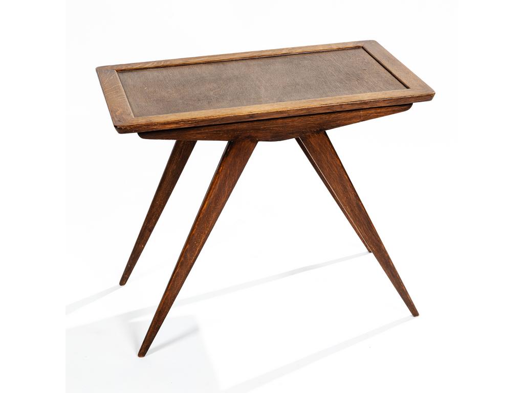Petite table basse d'esprit scandinave en bois. Travail des années 50. Hauteur : 53 cm, plateau : 65 x 41 cm