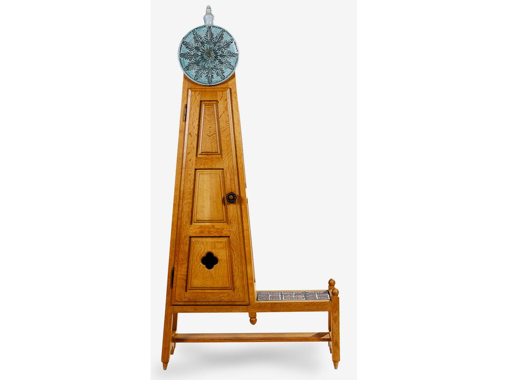 Robert GUILLERME (1913-1990) et Jacques CHAMBRON (1914-2001), Edition VOTRE MAISON, Boleslaw DANIKOWSKI, Céramiste : Horloge de parquet ouvrant par un vantail découvrant des étagères, flanquée sur un côté d'une tablette carrelée. Hauteur : 222 cm. Longueur : 105 cm