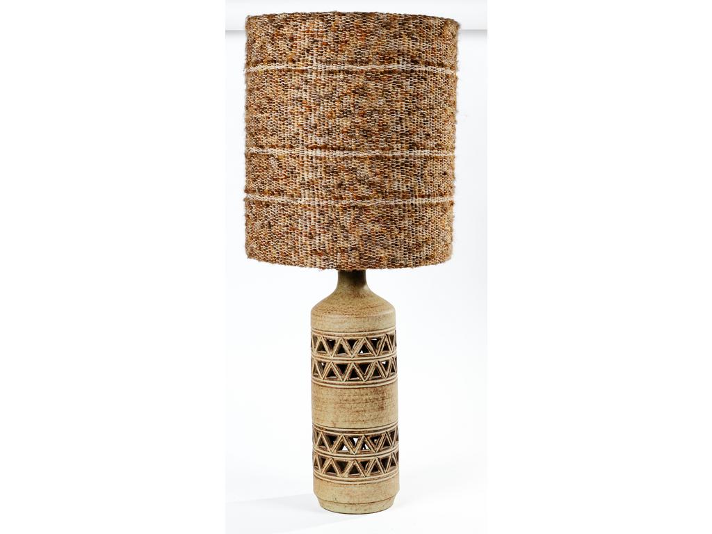 Jacques Fonck et Jean Matéo à Vallauris : Grand pied de lampe en terre cuite ajourée et émaillée. (Percé pour l'électricité, sans fil et un éclat au pied). Signé. Hauteur : 47 cm.