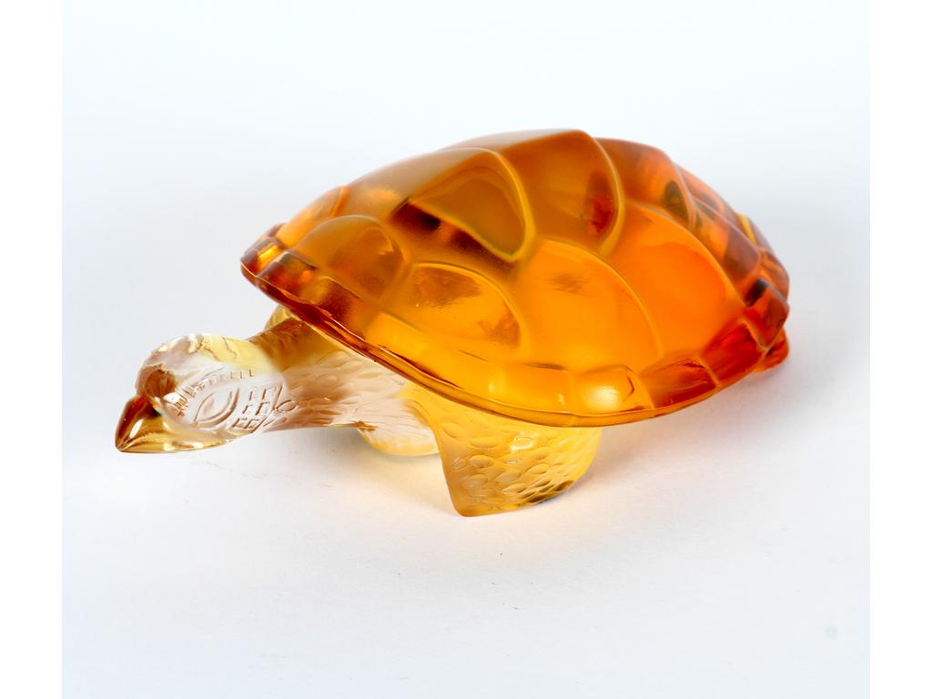 LALIQUE FRANCE : La tortue. Sujet en cristal teinté. Longueur : 14 cm. Bon état.
