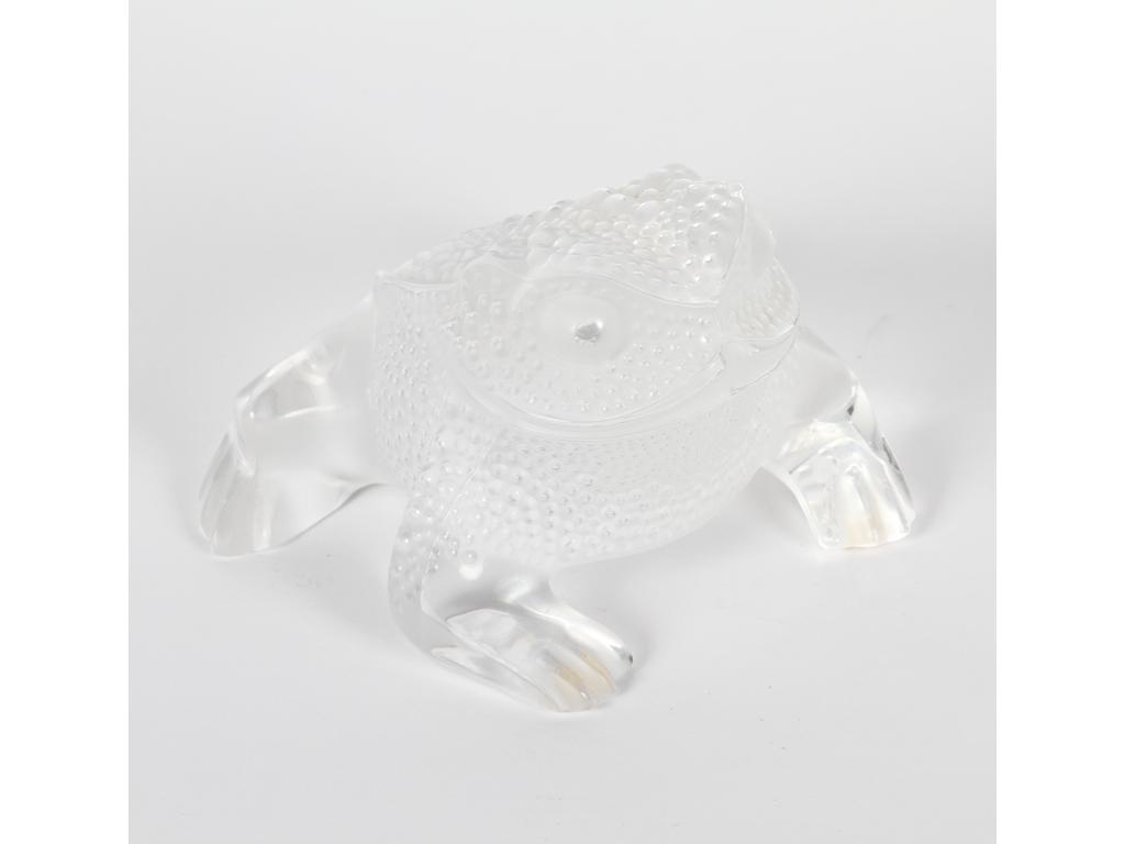 LALIQUE FRANCE : Le crapaud. Sujet en cristal en partie dépoli. Signé. Hauteur : 7.5 cm. Bon état.