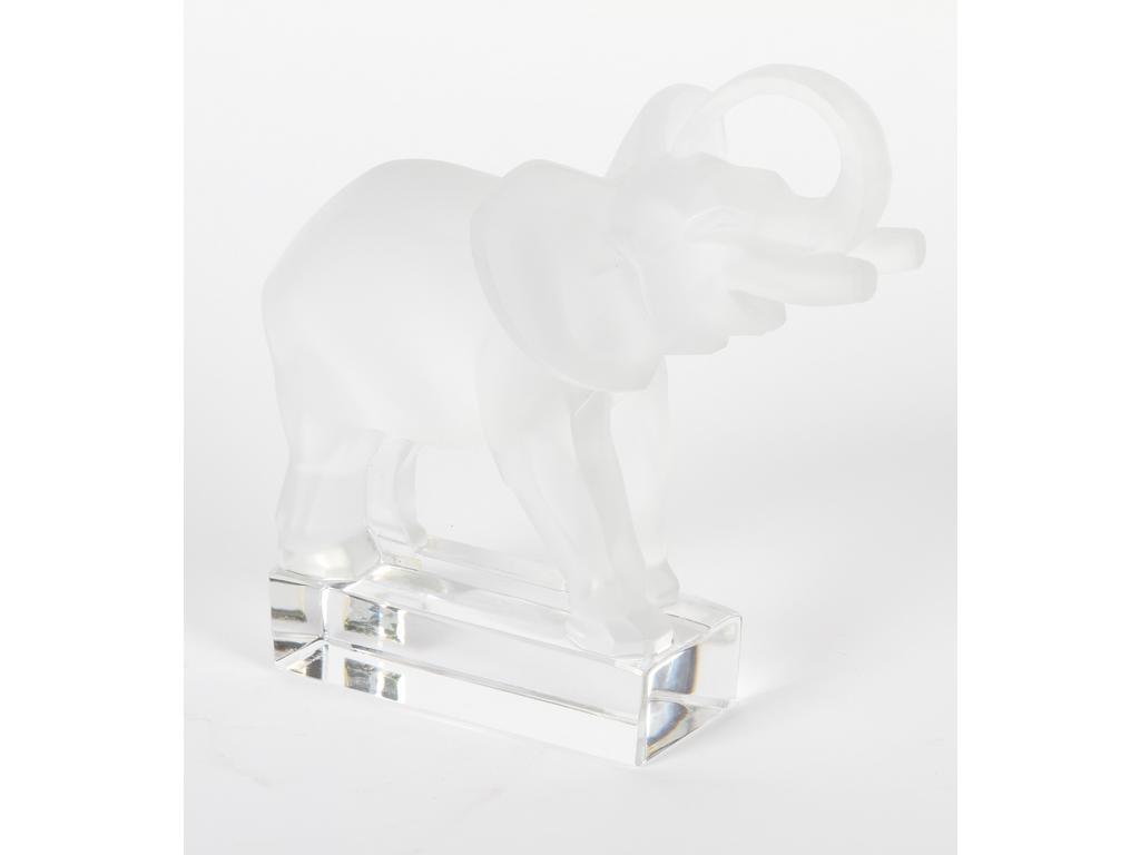 LALIQUE FRANCE : L'éléphant. Sujet en cristal dépoli. Signé. Bon état. Hauteur : 15.5 cm.