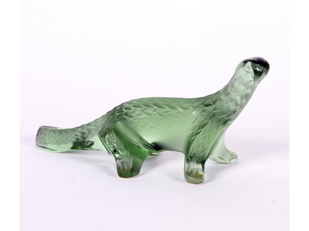 LALIQUE FRANCE : Le dinosaure. Sujet en cristal teinté vert. Longueur : 16 cm. Bon état.