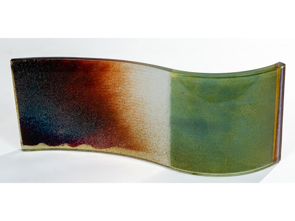 Udo ZEMBOK (1951) : La vague. Sculpture en verre coloré. Signé et daté (20)03. Dim : 39 x 97 cm.
