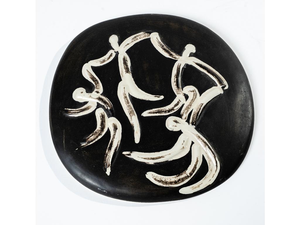 PABLO PICASSO (1881-1973) & ATELIER MADOURA : « Quatre danseurs » modèle créé le [22 février 1956]. Plaque murale convexe à suspendre , complète de sa patte daccroche. Empreinte originale de lédition limitée à quatre cent cinquante exemplaires , tous réalisés chez Madoura. Epreuve en terre de faïence blanche , gravure soulignée de couverte, fond patiné noir.Marquée des cachets en creux Empreinte originale de PICASSO et MADOURA Plein feu au dos. 24,5 x 24,5 cm. Bibliographie : Alain Ramié - Picasso, catalogue de l'uvre céramique édité 1947-1971 - Editions Madoura, 1988. Modèle identique reproduit page 160 sous le numéro 313 du catalogue.Expert : Emmanuel Eyraud.