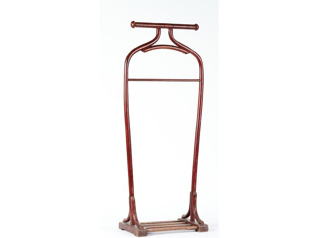 FISCHEL - Autriche : Valet de nuit en bois courbé et teinté. Avec étiquette. Usures en partie basse. Hauteur : 110 cm.