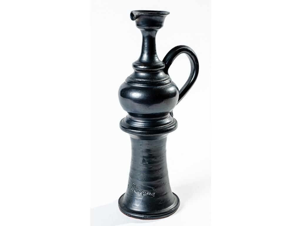 Jean MARAIS (1913 1998) : Aiguière décorative en terre cuite à émail gris lustré, signé. Hauteur : 28 cm.