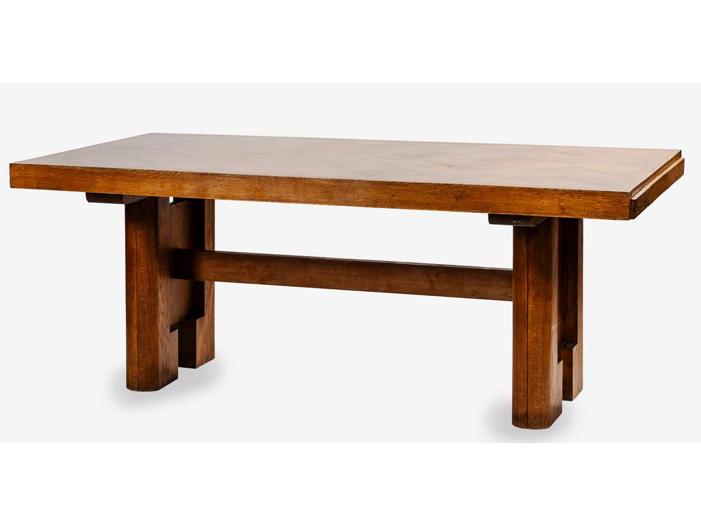 Dans le goût de Charles DUDOUYT : Jolie table de salle à manger en chêne. Plateau parqueté reposant sur deux larges pieds reliés par une entretoise. Dimensions : 75 x 190 x 99 cm. Années 1940/1950 (Avec deux allonges)