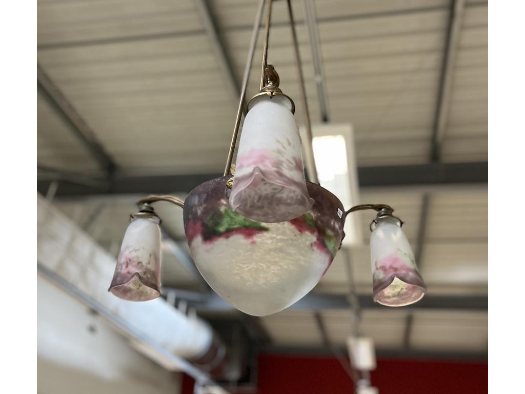 MULLER Frères, à Lunéville : Lustre en fer forgé, tôle et verre marmoréen, éclairant par une vasque centrale et trois tulipes. Signé.