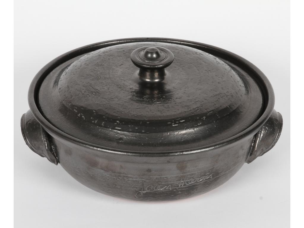 Jean MARAIS (1913-1998) : Légumier en terre cuite à émail gris lustré. Signé. Diamètre : 27 cm. Bon état.