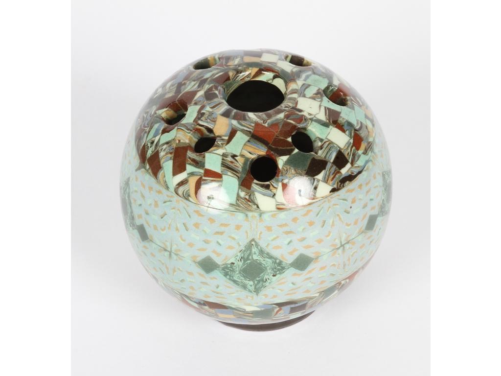 GERBINO à Vallauris : Petit pique-fleur en terre mêlée et mosaïquée, signé. Diamètre : 9 cm.