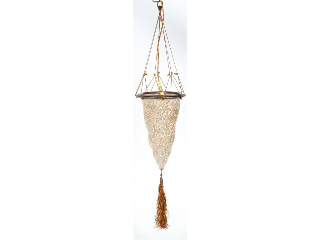 Mariano FORTUNY - Venetia Studium : Suspension conique et torsadée en verre à décor imprimé de motifs dorés. Monture en métal avec franges en soie et coton. Hauteur : 32 cm