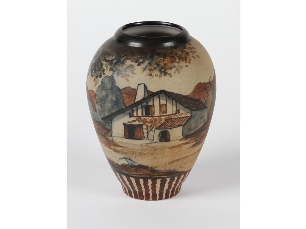 CIBOURE : Petit vase en grès à décor peint d'une maison et d'un berger basques. Signé Le Corrone. Hauteur : 15 cm. Bon état.