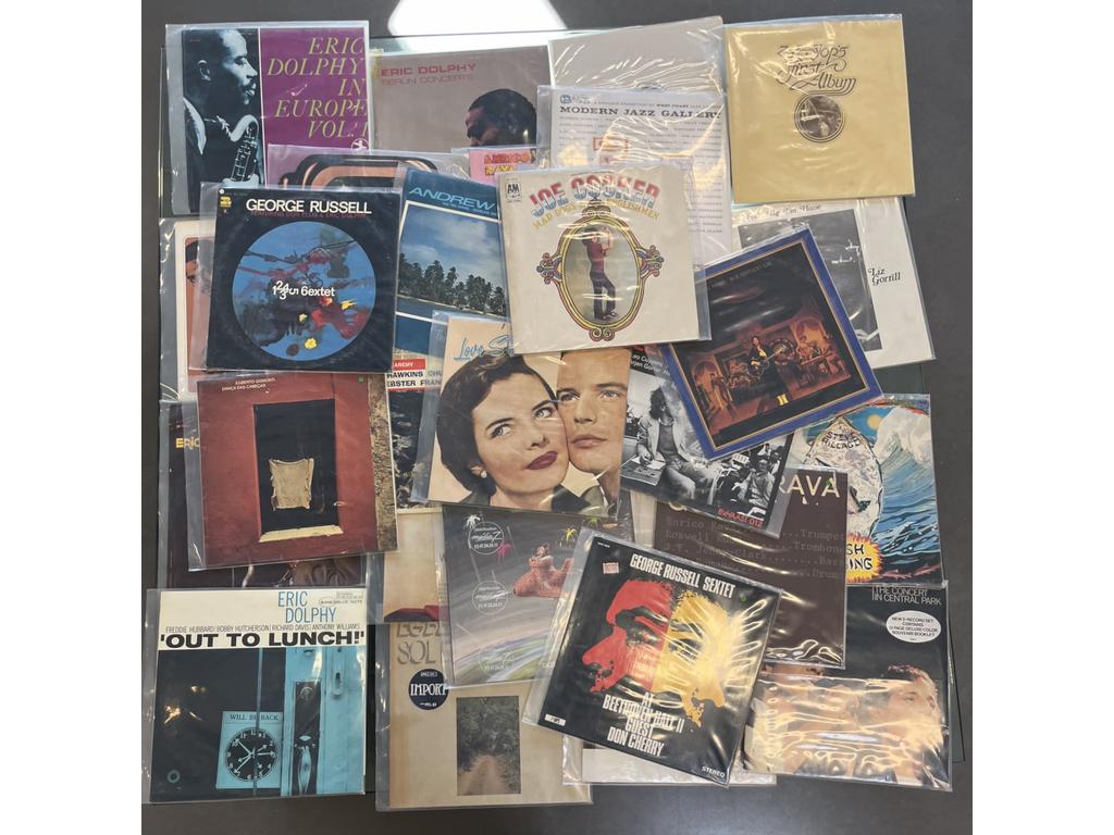 Lot de 30 disques vinyles 33 tours principalement Jazz dont : 5 Eric DOLPHY. Provenance : Collection de Monsieur J. M. Avignon