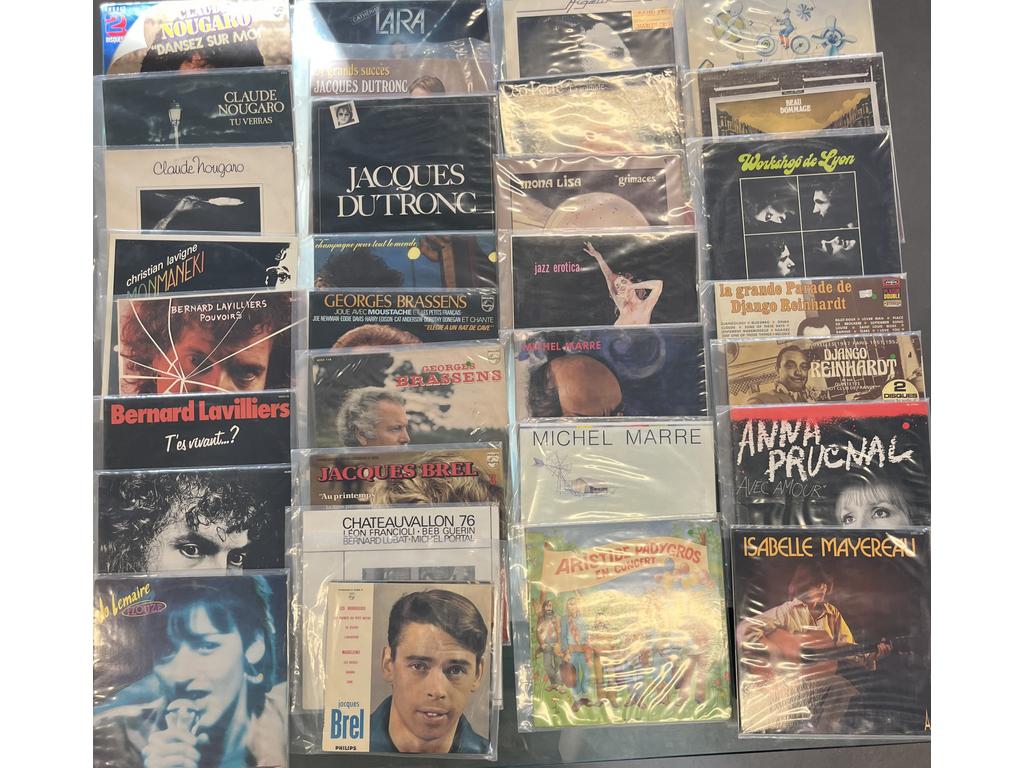 Lot de 30 disques vinyles 33 tours variété française dont : Nougaro, Brassens, Brel. Provenance : Collection de Monsieur J. M. Avignon