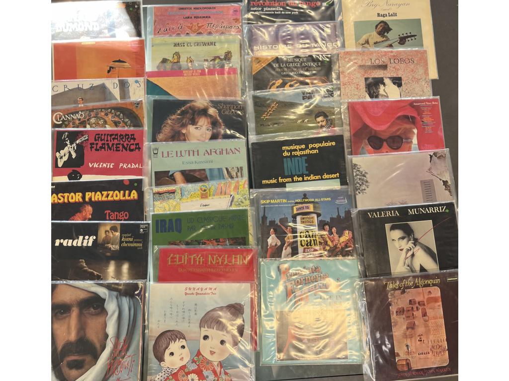 Lot de 30 disques vinyles 33 tours Musique du Monde. Provenance : Collection de Monsieur J. M. Avignon