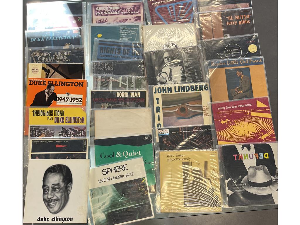 Lot de 30 disques vinyles 33 tours principalement Jazz dont : 9 Duke ELLINGTON . Provenance : Collection de Monsieur J. M. Avignon