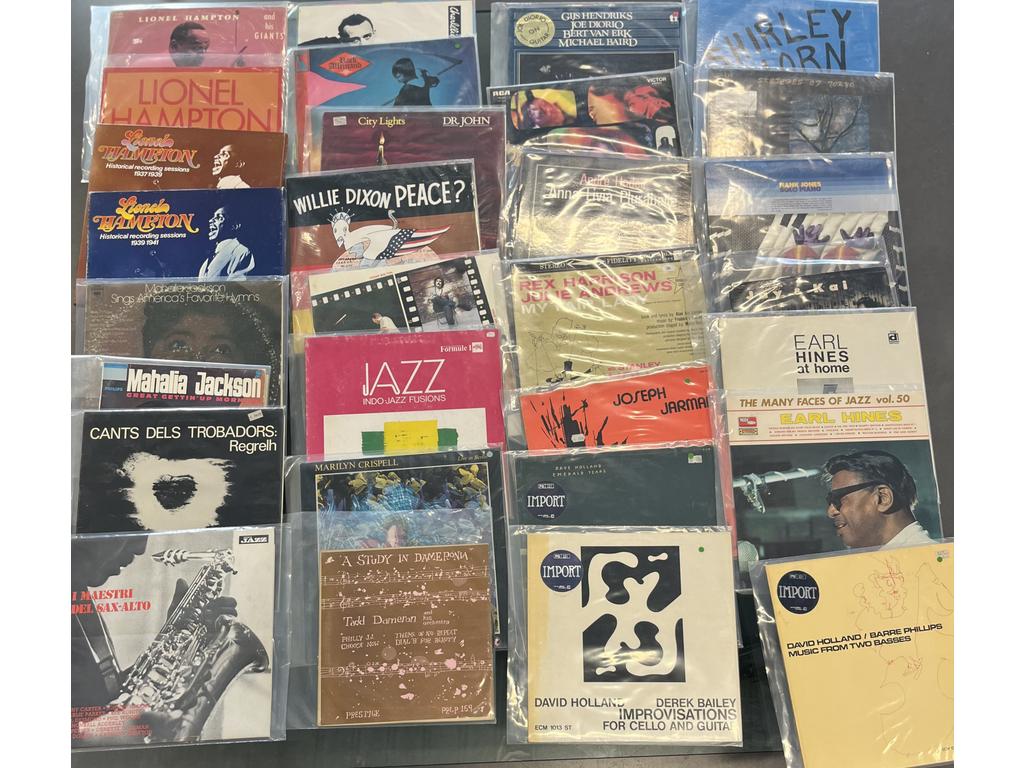 Lot de 30 disques vinyles 33 tours principalement Jazz dont : 4 Lionel HAMPTON . Provenance : Collection de Monsieur J. M. Avignon